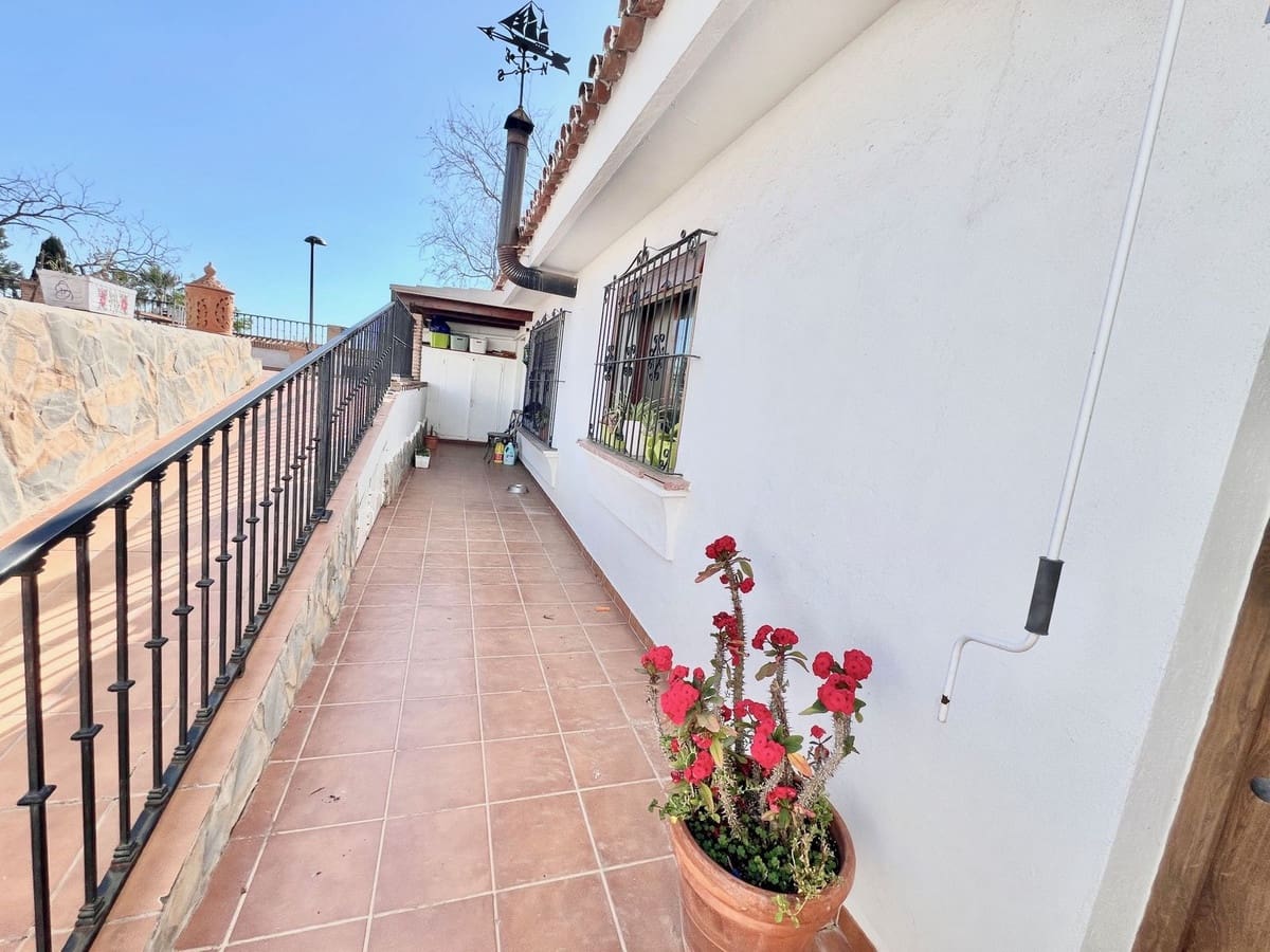 4 bedroom Villa for sale in Nueva Andalucia with pool - € 795,000 (Ref: 9539959)