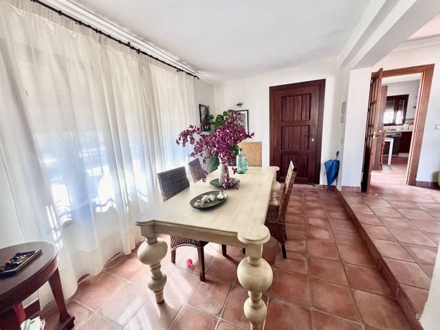 4 quarto Moradia para venda em La Dama de Noche - La Alzambra, Marbella com piscina - 795 000 € (Ref: 9539959)