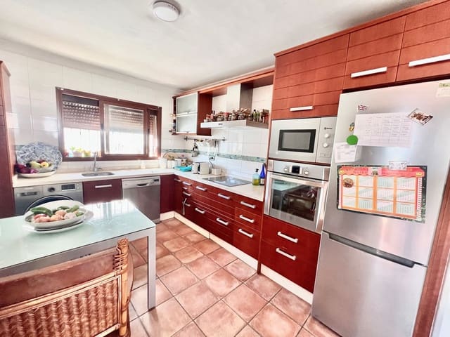 4 quarto Moradia para venda em La Dama de Noche - La Alzambra, Marbella com piscina - 795 000 € (Ref: 9539959)