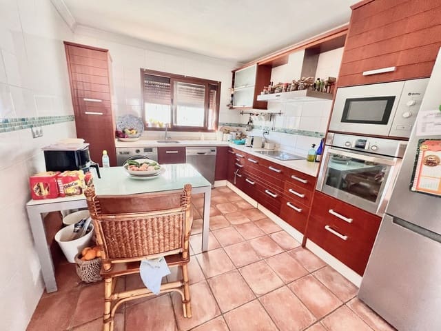 4 quarto Moradia para venda em La Dama de Noche - La Alzambra, Marbella com piscina - 795 000 € (Ref: 9539959)