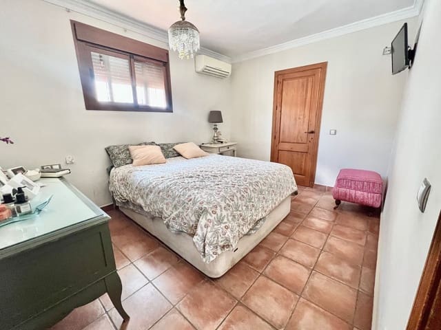 4 quarto Moradia para venda em La Dama de Noche - La Alzambra, Marbella com piscina - 795 000 € (Ref: 9539959)