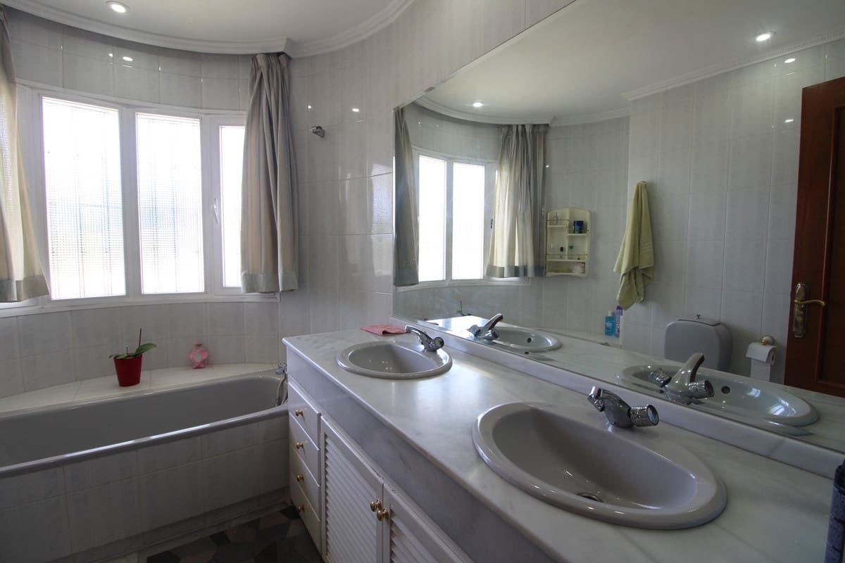 4 sovrum Villa till salu i Nueva Andalucia - 750 000 € (Ref: 9539960)