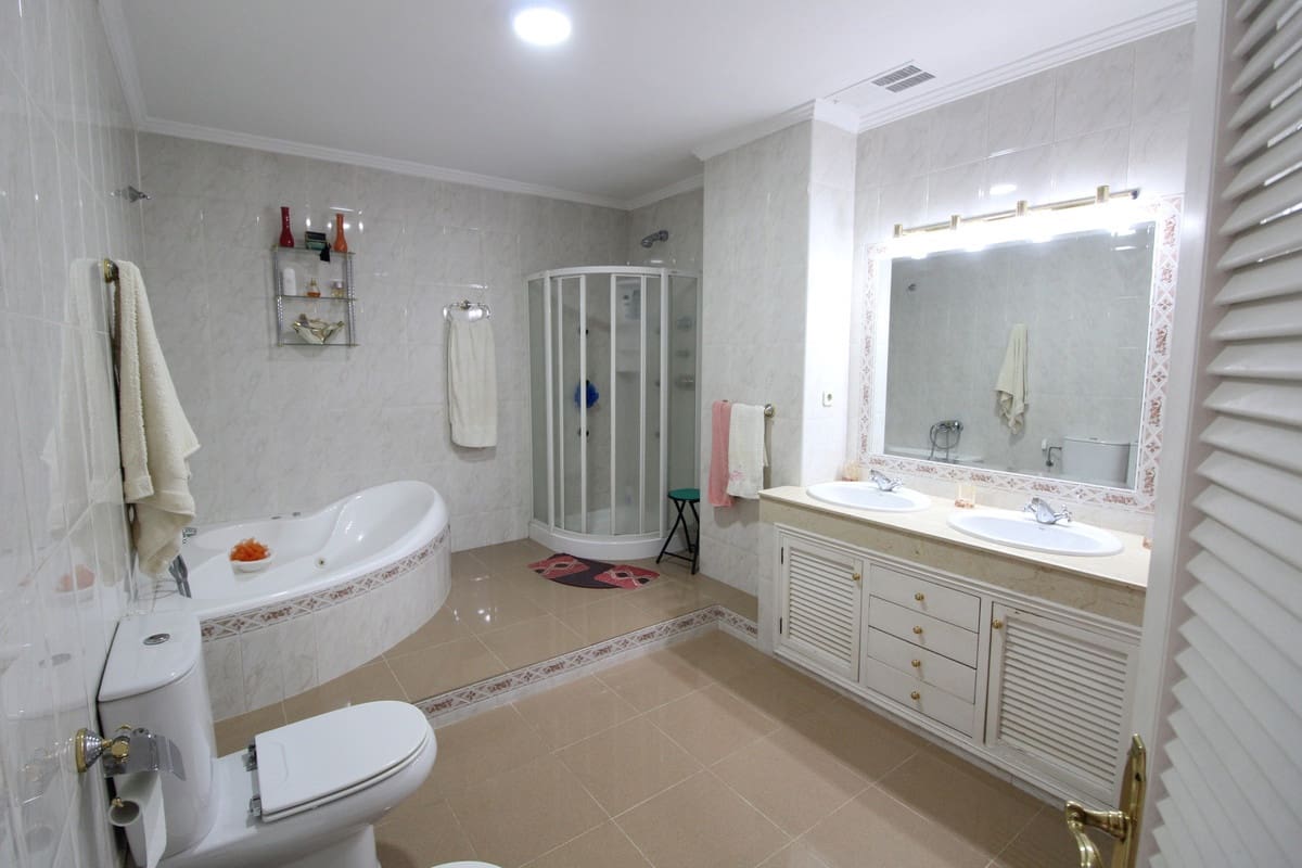 4 sovrum Villa till salu i Nueva Andalucia - 750 000 € (Ref: 9539960)