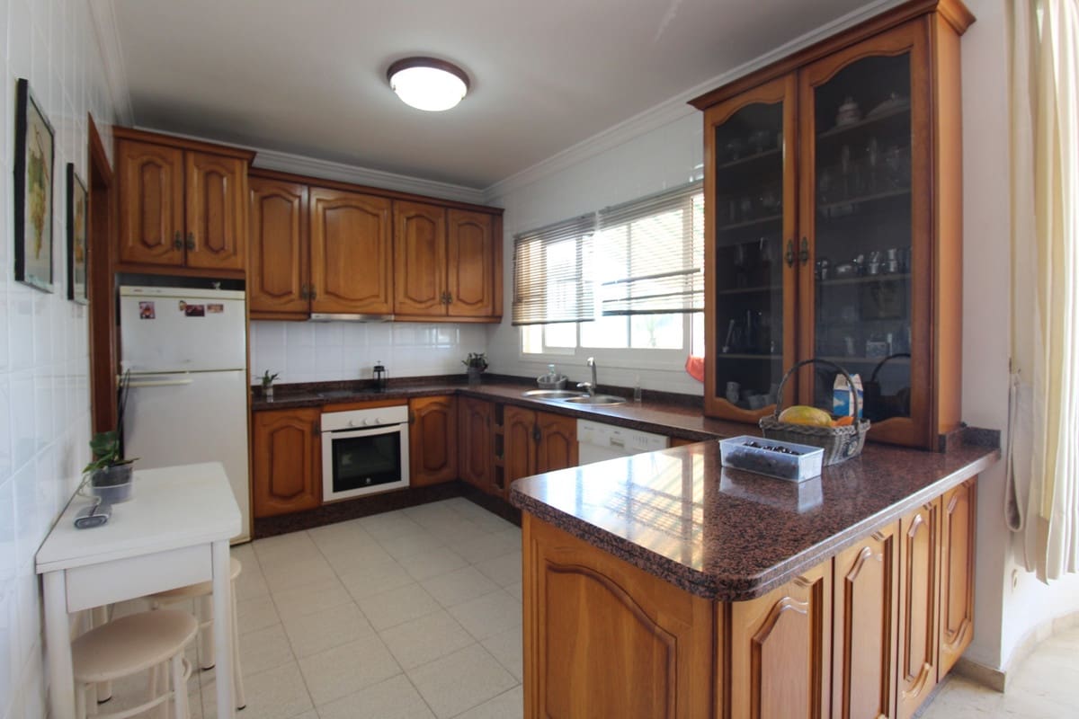 4 sovrum Villa till salu i Nueva Andalucia - 750 000 € (Ref: 9539960)