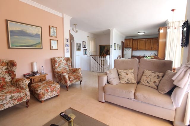 4 sovrum Villa till salu i La Dama de Noche - La Alzambra, Marbella - 750 000 € (Ref: 9539960)