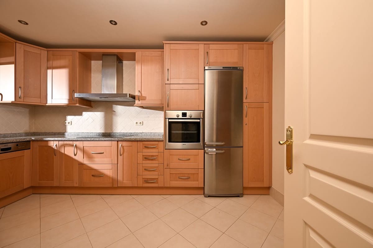 3 sypialnia Apartament na sprzedaż w Benahavis z basenem garażem - 790 000 € (Ref: 9539980)