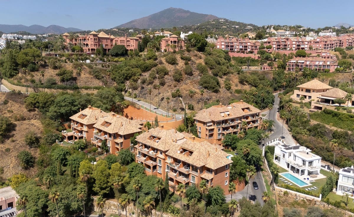 3 sypialnia Apartament na sprzedaż w Benahavis z basenem garażem - 790 000 € (Ref: 9539980)