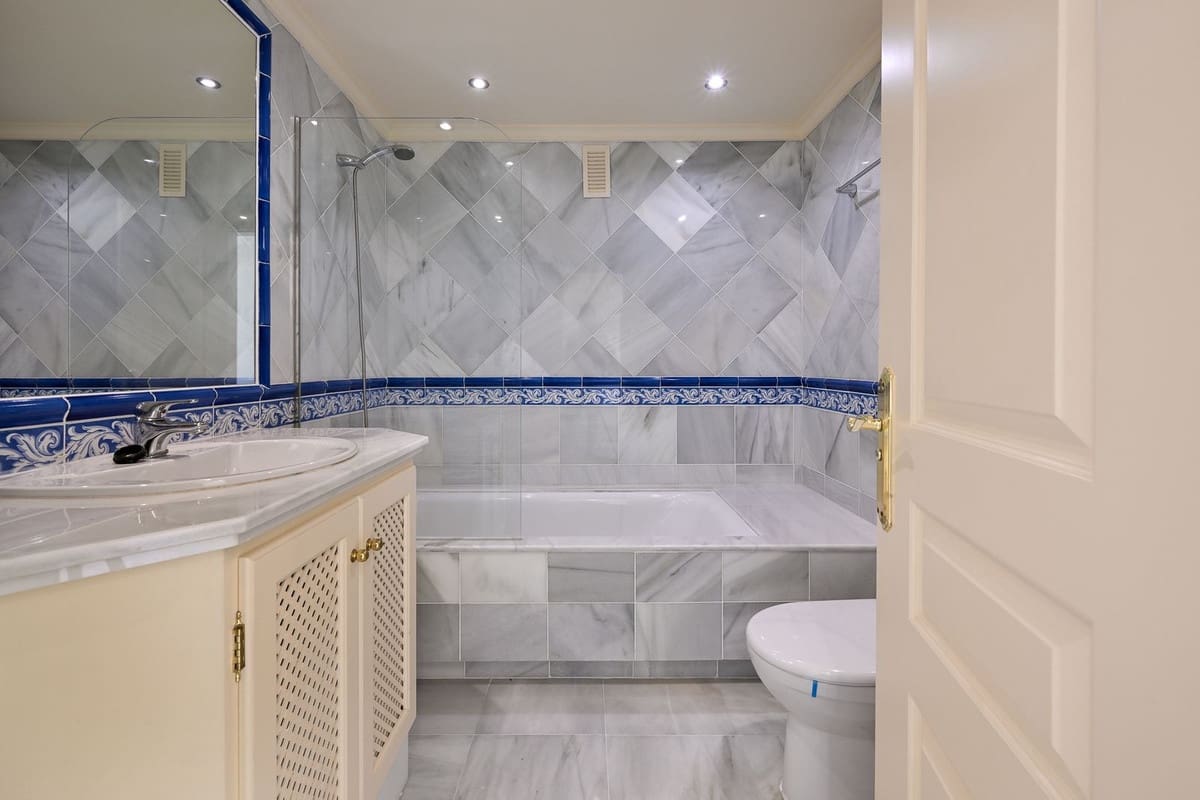 3 sypialnia Apartament na sprzedaż w Benahavis z basenem garażem - 790 000 € (Ref: 9539980)