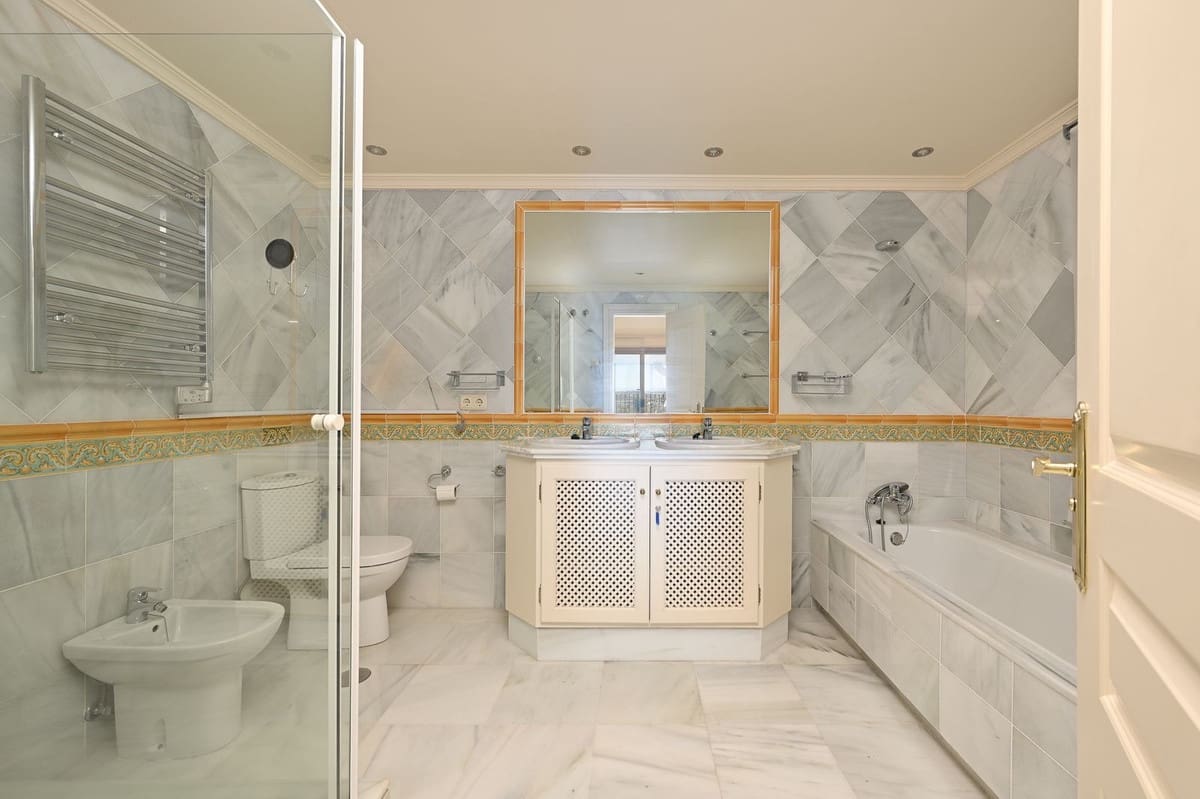 3 sypialnia Apartament na sprzedaż w Benahavis z basenem garażem - 790 000 € (Ref: 9539980)