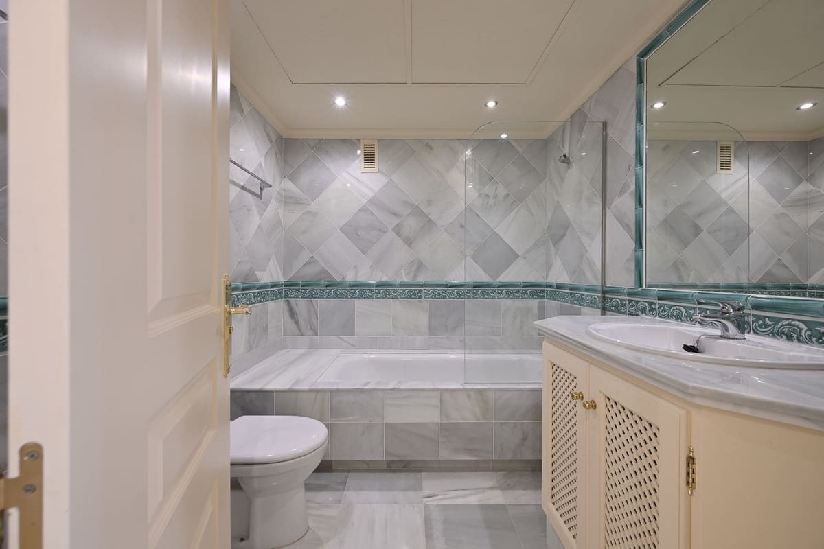 3 sypialnia Apartament na sprzedaż w Benahavis z basenem garażem - 790 000 € (Ref: 9539980)