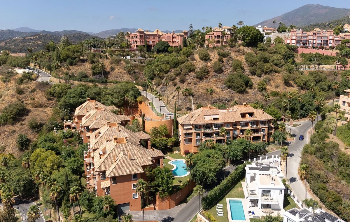 3 sypialnia Apartament na sprzedaż w Benahavis z basenem garażem - 790 000 € (Ref: 9539980)