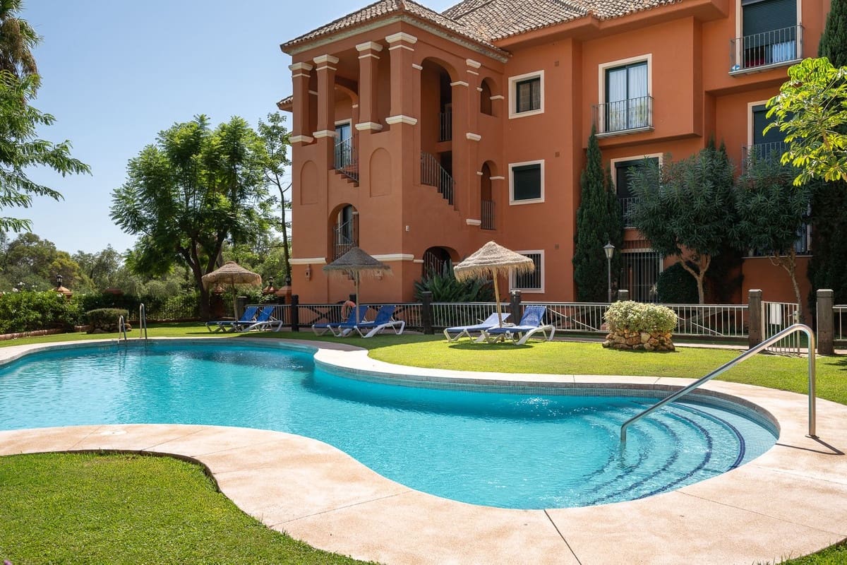 3 sypialnia Apartament na sprzedaż w Benahavis z basenem garażem - 790 000 € (Ref: 9539980)