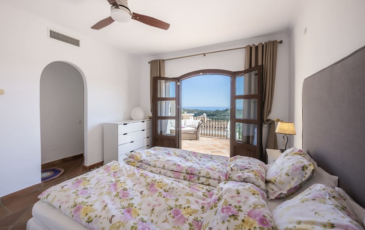4 bedroom Townhouse for sale in Benahavis with pool - € 749,500 (Ref: 9539982)