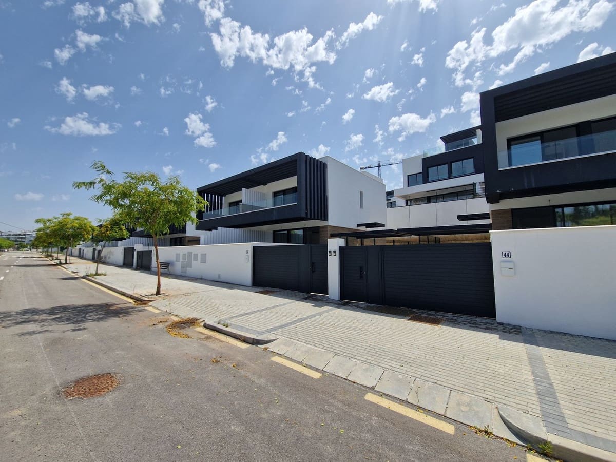 3 bedroom Semi-detached Villa for sale in El Paraiso with pool - € 745,000 (Ref: 9539991)