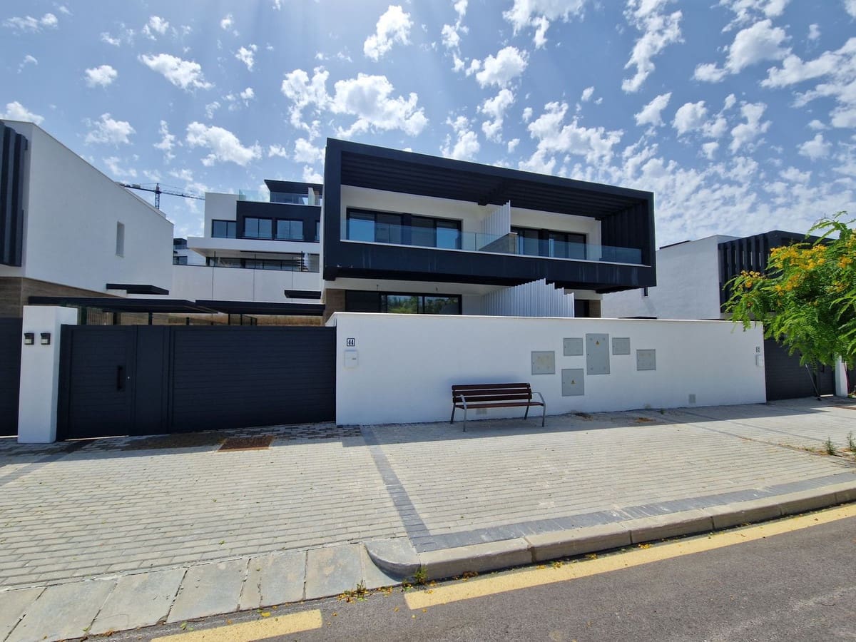 3 bedroom Semi-detached Villa for sale in El Paraiso with pool - € 745,000 (Ref: 9539991)