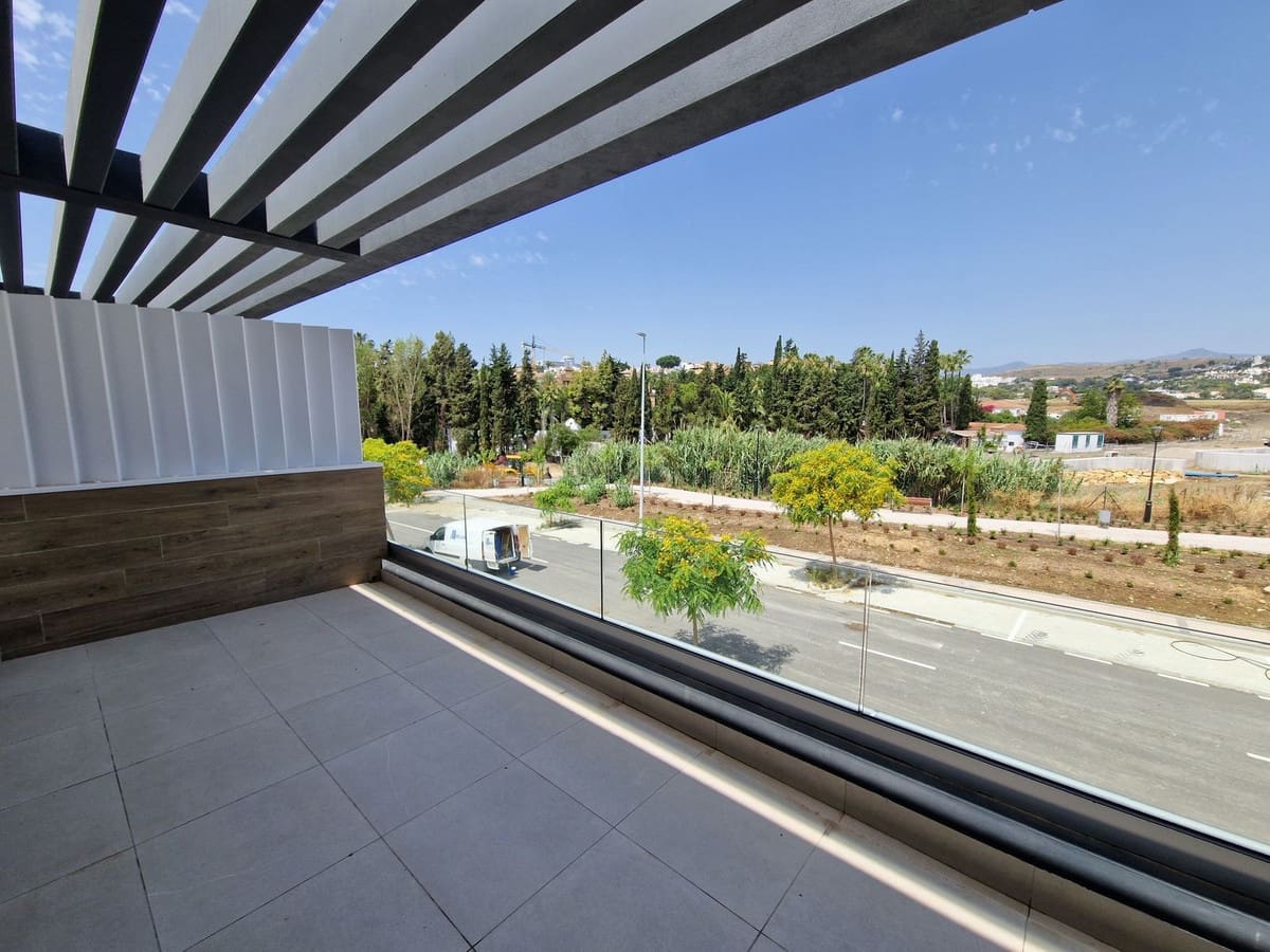 3 bedroom Semi-detached Villa for sale in El Paraiso with pool - € 745,000 (Ref: 9539991)