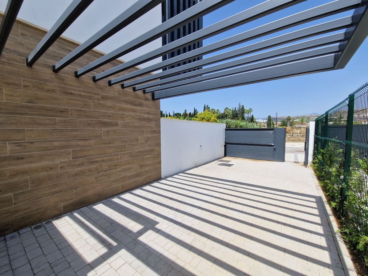 3 bedroom Semi-detached Villa for sale in El Paraiso with pool - € 745,000 (Ref: 9539991)