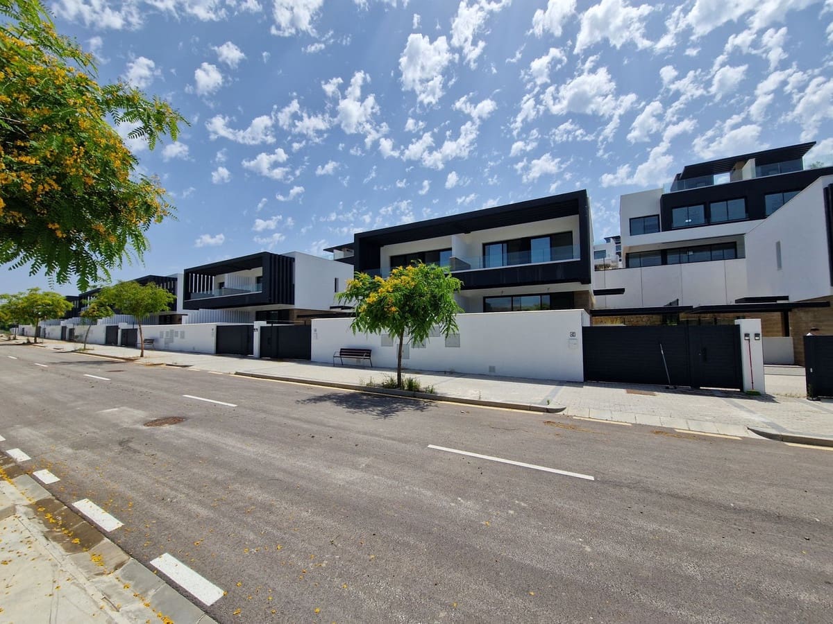 3 bedroom Semi-detached Villa for sale in El Paraiso with pool - € 745,000 (Ref: 9539991)
