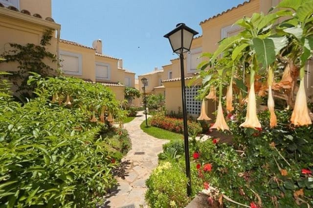 3 bedroom Townhouse for sale in Puerto Banus, Marbella with pool - € 795,000 (Ref: 9539993)