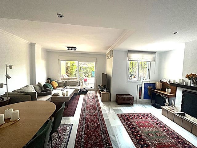 3 bedroom Townhouse for sale in Puerto Banus, Marbella with pool - € 795,000 (Ref: 9539993)