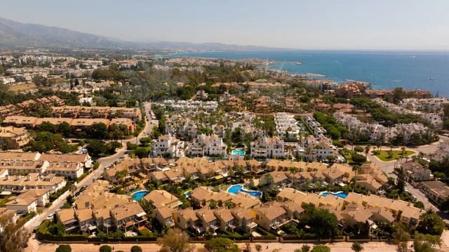 3 bedroom Townhouse for sale in Puerto Banus, Marbella with pool - € 795,000 (Ref: 9539993)