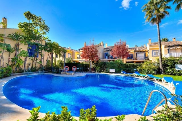 3 bedroom Townhouse for sale in Puerto Banus, Marbella with pool - € 795,000 (Ref: 9539993)