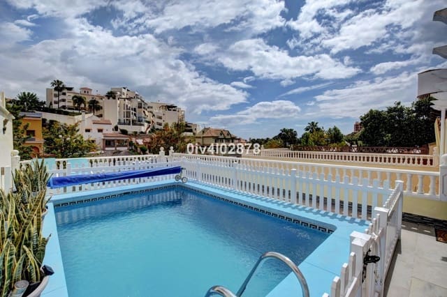 6 soveværelse Semi-Rækkehus til salg i Benalmadena Costa, Benalmádena med swimmingpool - € 799.000 (Ref: 9539998)