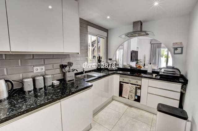 6 soveværelse Semi-Rækkehus til salg i Benalmadena Costa, Benalmádena med swimmingpool - € 799.000 (Ref: 9539998)