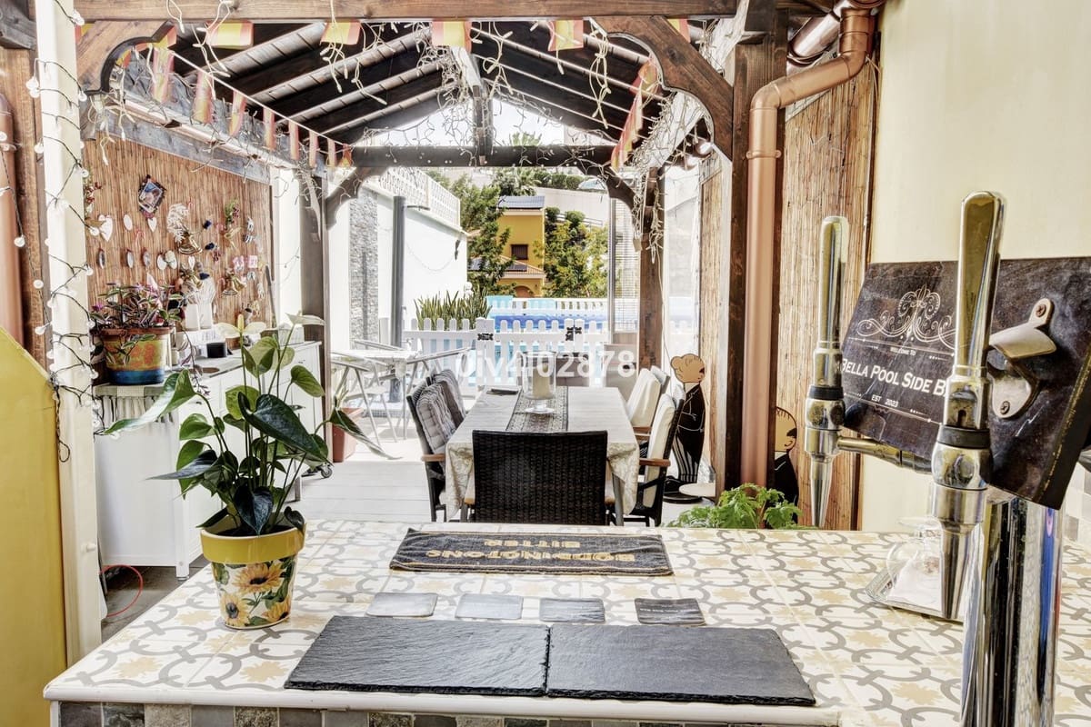 6 soveværelse Semi-Rækkehus til salg i Benalmadena Costa med swimmingpool - € 799.000 (Ref: 9539998)