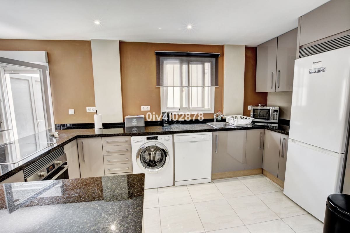 6 soveværelse Semi-Rækkehus til salg i Benalmadena Costa med swimmingpool - € 799.000 (Ref: 9539998)