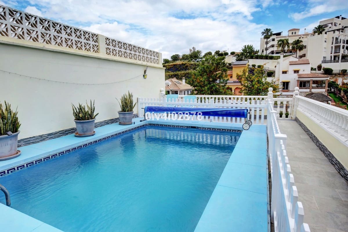 6 soveværelse Semi-Rækkehus til salg i Benalmadena Costa med swimmingpool - € 799.000 (Ref: 9539998)