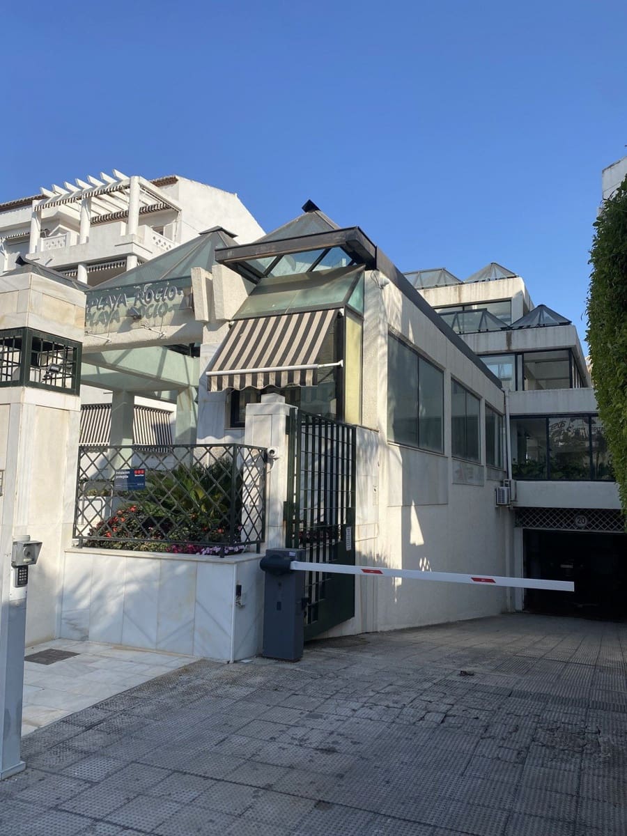 2 bedroom Apartment for sale in Puerto Banus with pool - € 825,000 (Ref: 9540003)