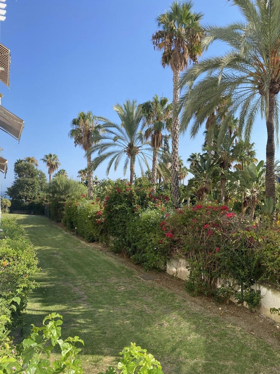 2 bedroom Apartment for sale in Puerto Banus with pool - € 825,000 (Ref: 9540003)