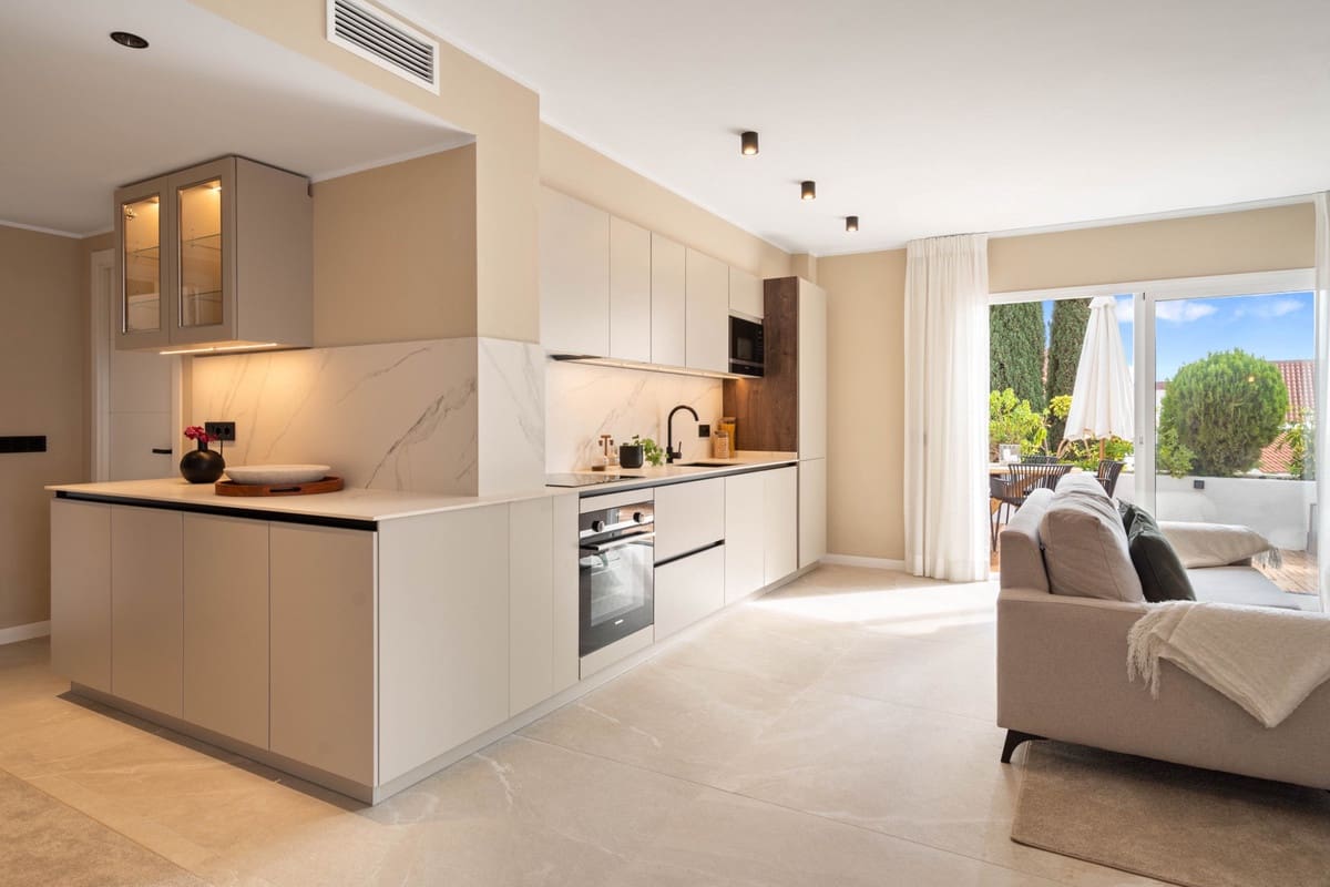 4 bedroom Apartment for sale in Nueva Andalucia with pool - € 825,000 (Ref: 9540006)