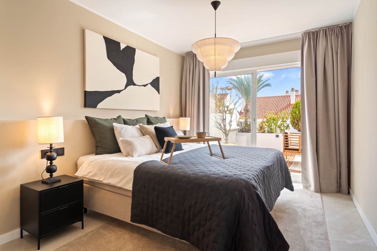 4 bedroom Apartment for sale in Nueva Andalucia with pool - € 825,000 (Ref: 9540006)