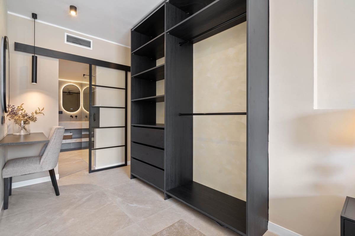 4 bedroom Apartment for sale in Nueva Andalucia with pool - € 825,000 (Ref: 9540006)