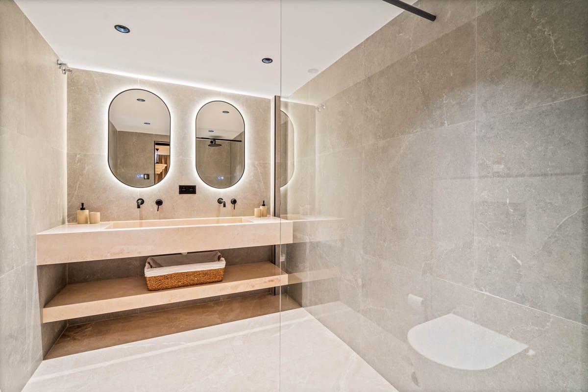 4 bedroom Apartment for sale in Nueva Andalucia with pool - € 825,000 (Ref: 9540006)