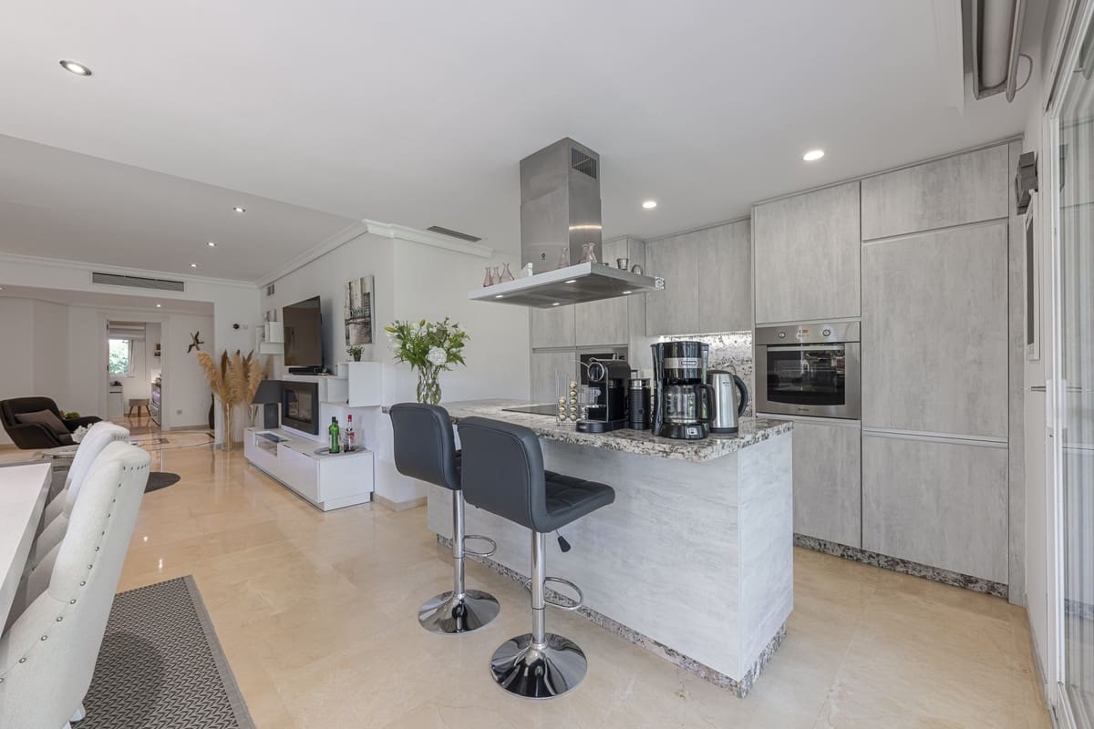 3 chambre Appartement à vendre à Estepona avec piscine - 849 000 € (Ref: 9540018)