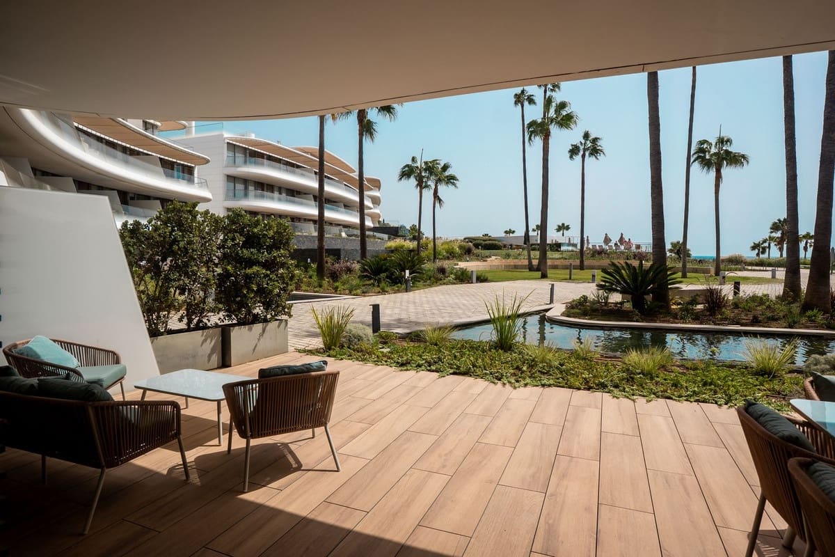 Apartamento de 2 habitaciones en Estepona en venta con piscina - 850.000 € (Ref: 9540023)