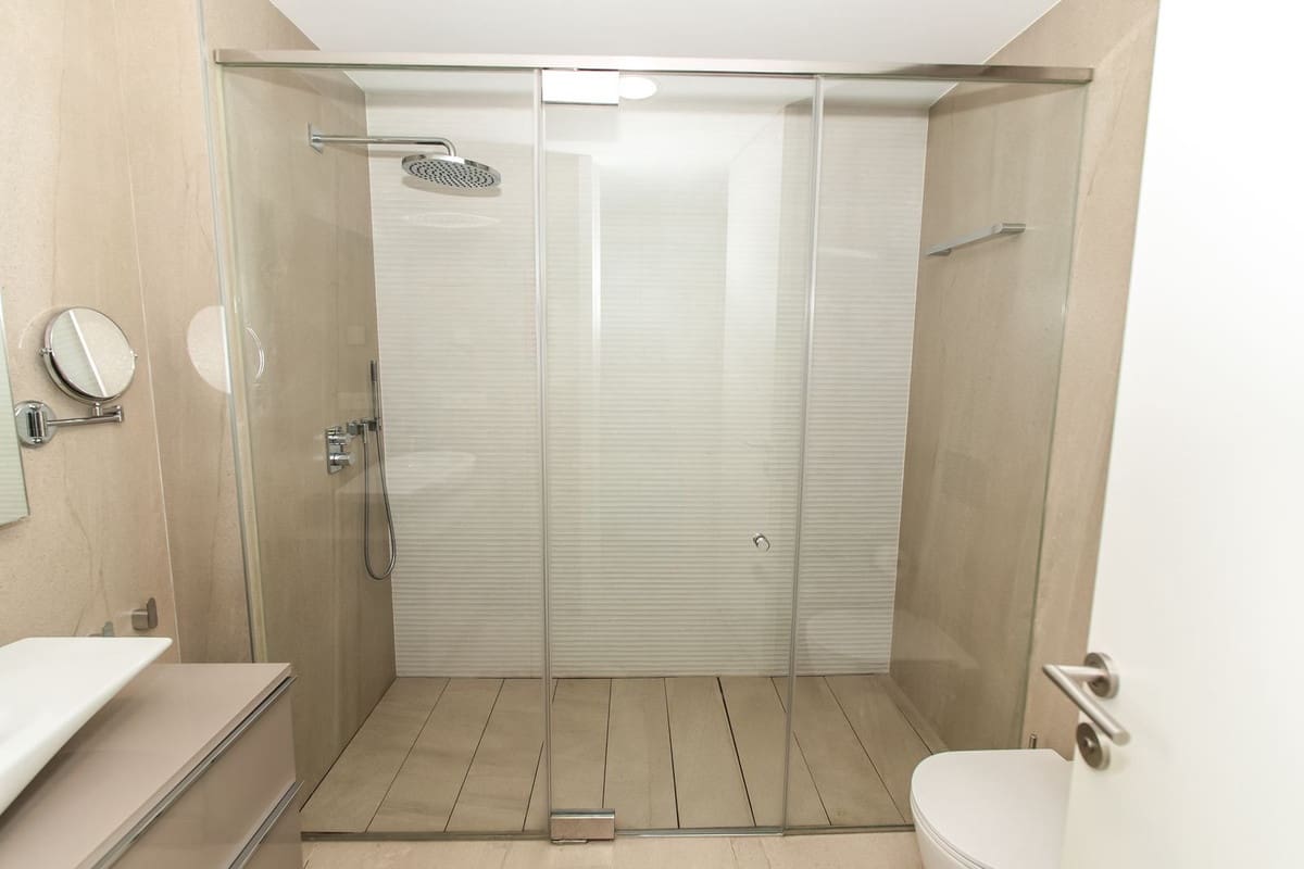 Apartamento de 2 habitaciones en Estepona en venta con piscina - 850.000 € (Ref: 9540023)