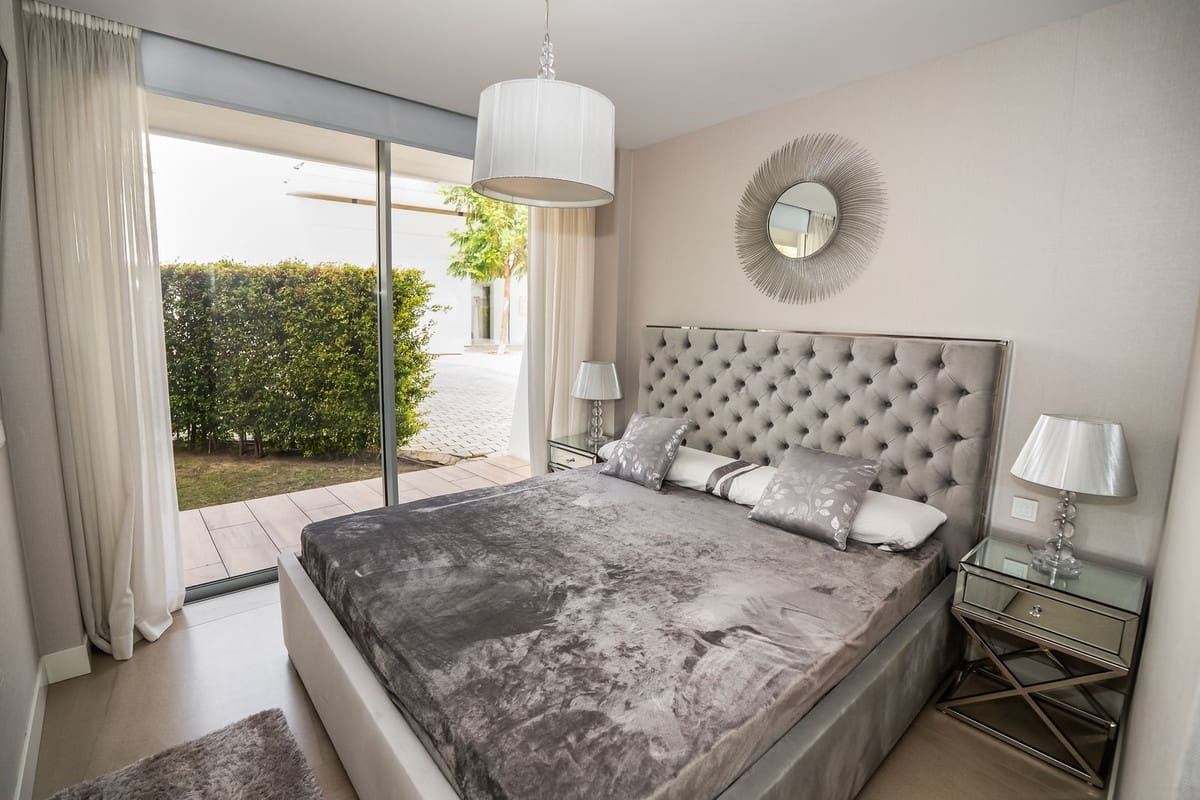 Apartamento de 2 habitaciones en Estepona en venta con piscina - 850.000 € (Ref: 9540023)