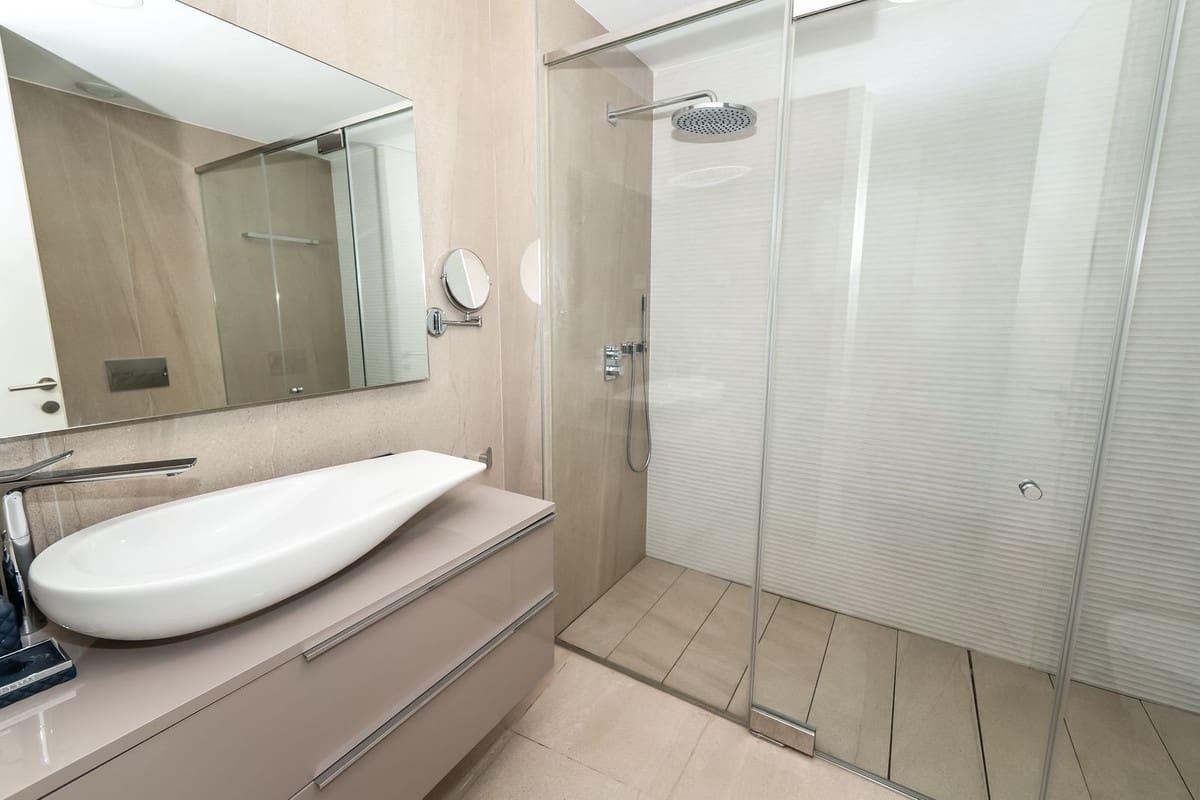 Apartamento de 2 habitaciones en Estepona en venta con piscina - 850.000 € (Ref: 9540023)