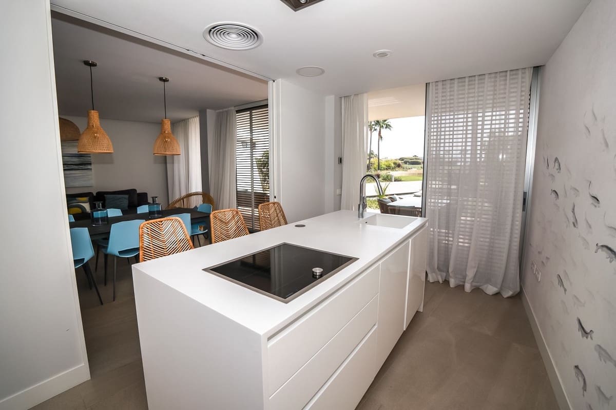 Apartamento de 2 habitaciones en Estepona en venta con piscina - 850.000 € (Ref: 9540023)