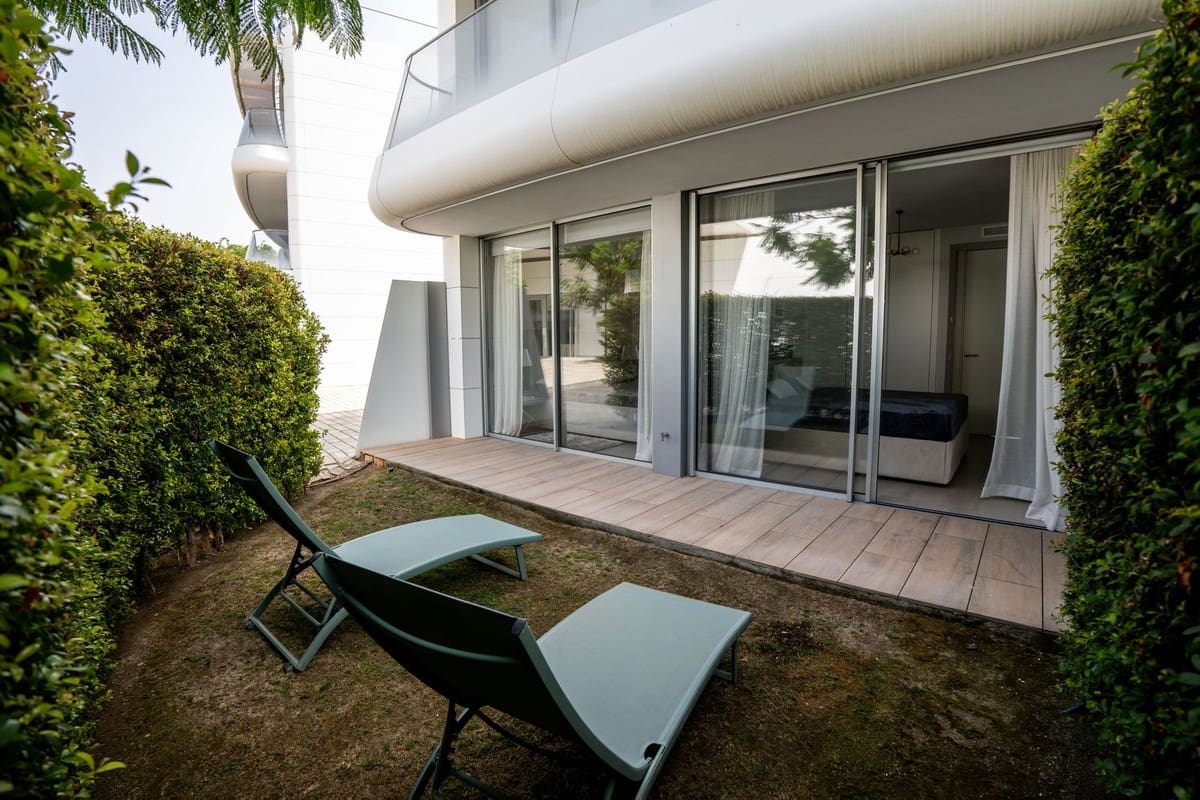 Apartamento de 2 habitaciones en Estepona en venta con piscina - 850.000 € (Ref: 9540023)