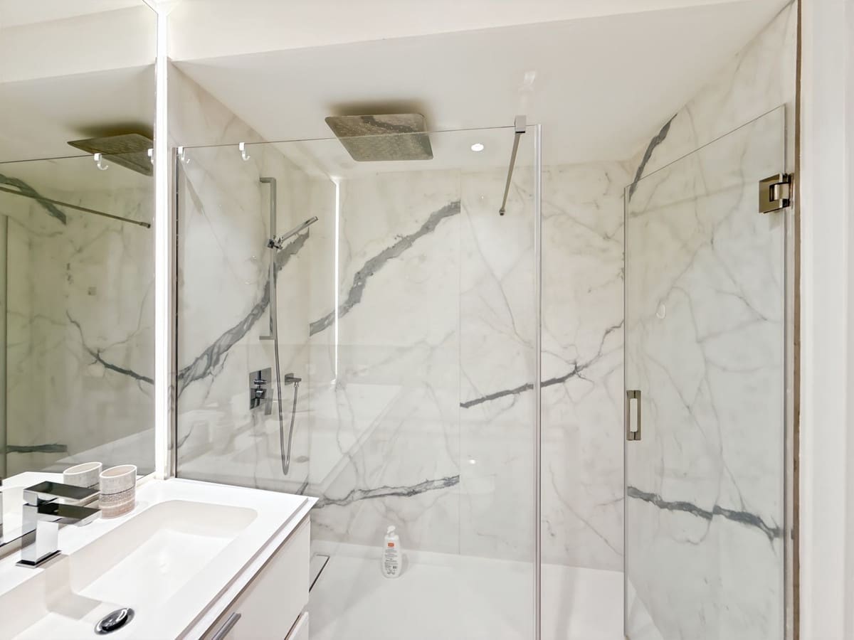 Apartamento de 2 habitaciones en Estepona en venta con piscina - 850.000 € (Ref: 9540024)