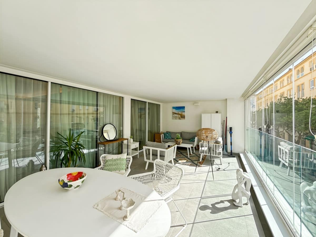 Apartamento de 2 habitaciones en Estepona en venta con piscina - 850.000 € (Ref: 9540024)