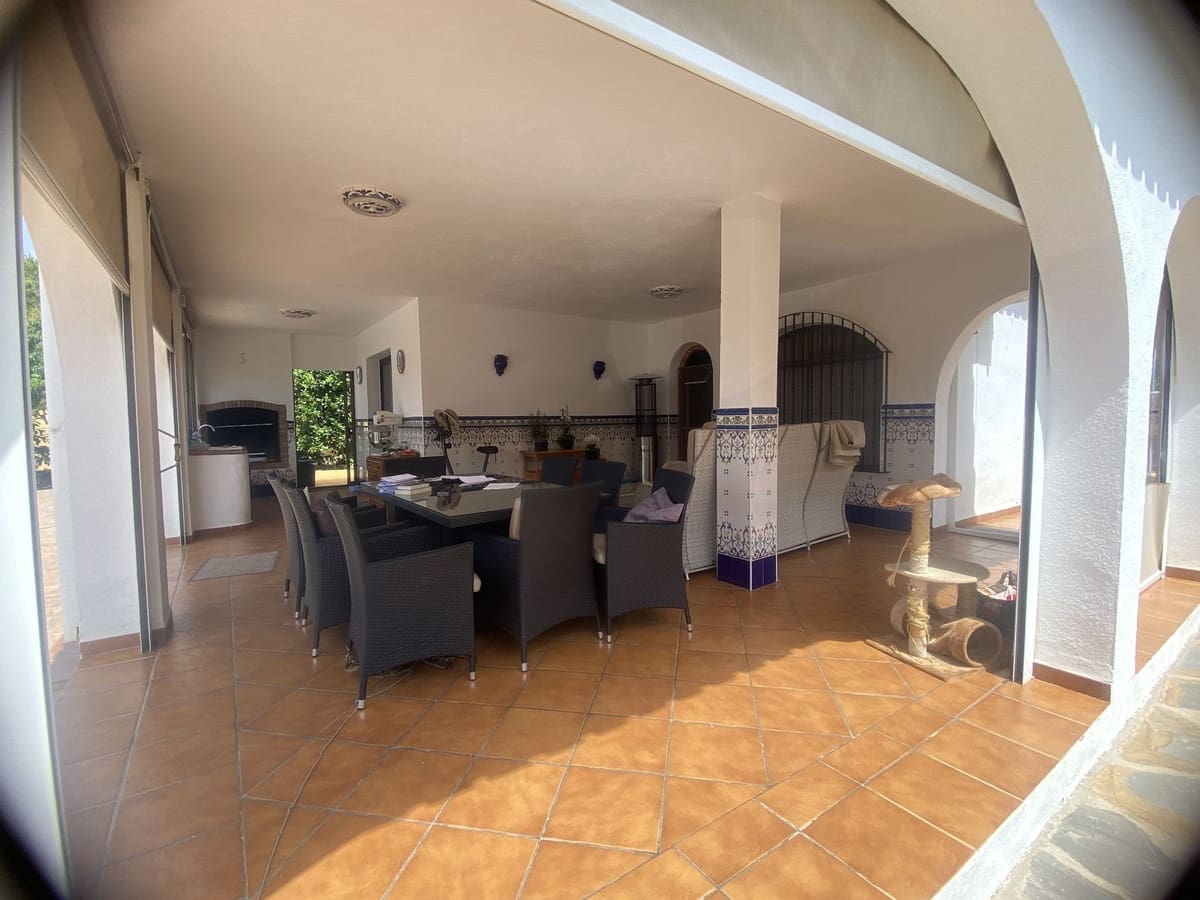 3 bedroom Villa for sale in Elviria with pool - € 850,000 (Ref: 9540030)