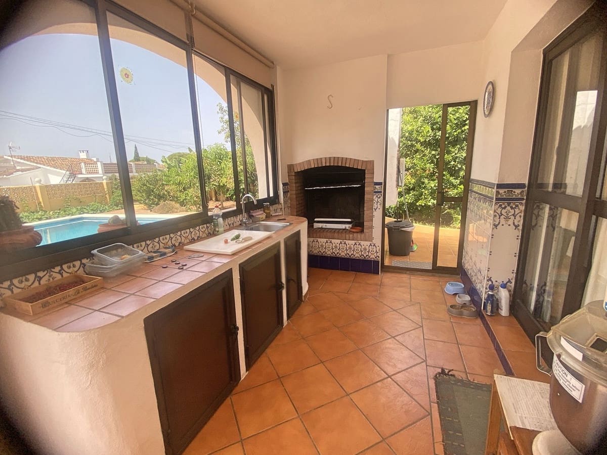 3 bedroom Villa for sale in Elviria with pool - € 850,000 (Ref: 9540030)