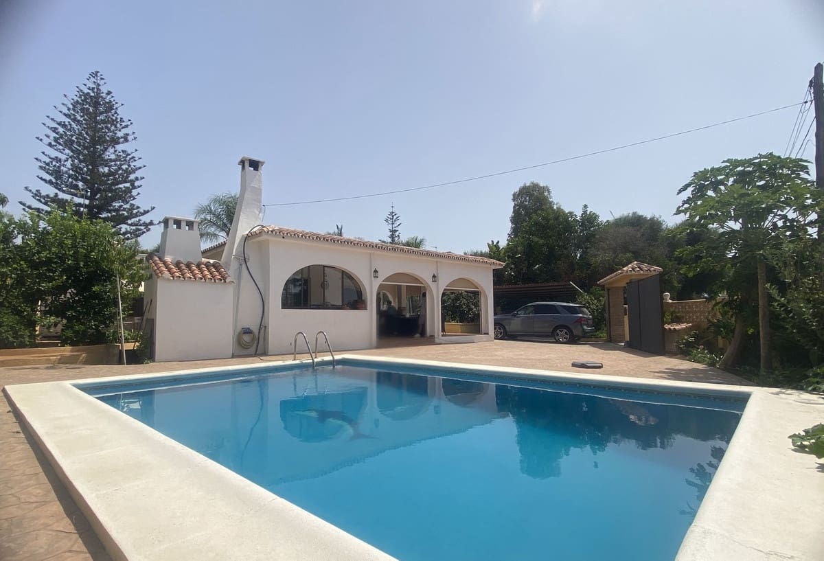 3 bedroom Villa for sale in Elviria with pool - € 850,000 (Ref: 9540030)