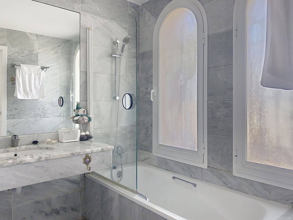 4 sypialnia Dom blizniak na sprzedaż w Guadalmina z basenem - 850 000 € (Ref: 9540032)